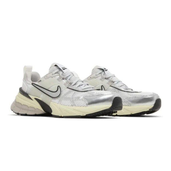 Nike V2K Run 'Pure Platinum Metallic Silver' - Imagem 5