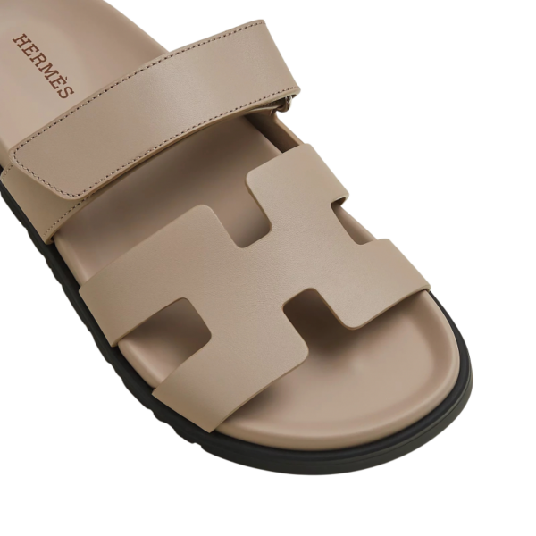 Hermes Chypre Sandal – Beige Mastic Calfskin Leather - Imagem 4